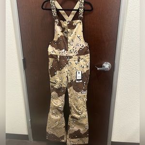 DC Women’s Small snowboard/ski overalls
